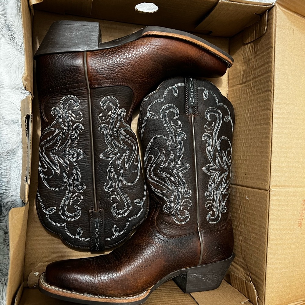 Ariat boots. DOES NOT COME WITH BOX!!!